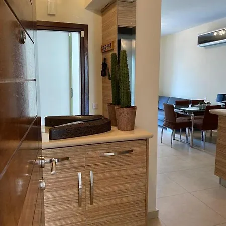 πολυτελές ισόγειο διαμέρισμα με βεράντα και κήπο Danaos 2 Giorgos Apartman *