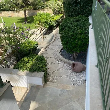 πολυτελές ισόγειο διαμέρισμα με βεράντα και κήπο Danaos 2 Giorgos